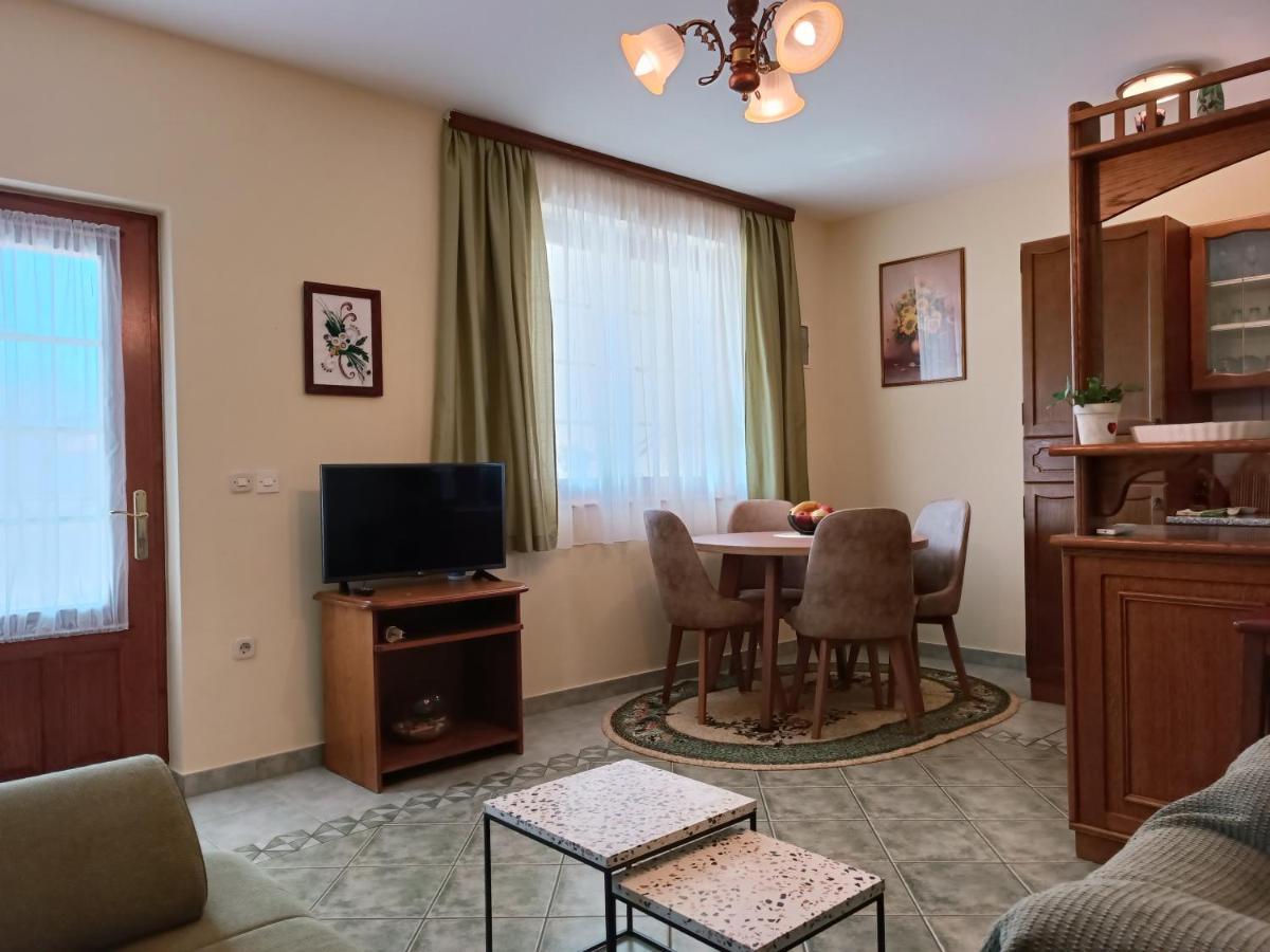 Apartments Stojakovic Πόρετς Εξωτερικό φωτογραφία